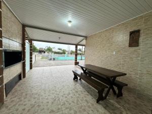 Bazén v ubytování 03 - Casa praia pinheira perto da guarda nebo v jeho okolí