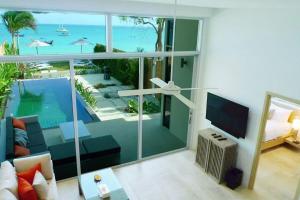 Χώρος καθιστικού στο Great Modern Seafront Villa with Infinity Pool