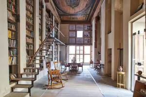 biblioteca con scala a chiocciola, tavolo e sedie di Old Boutique Palace Accomodation in Cairo R#6789Flat a Il Cairo