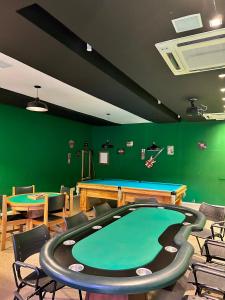 a room with a ping pong table and chairs at Condomínio Aldeia dos Reis in Mangaratiba