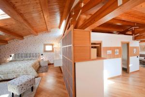 ein Schlafzimmer mit einem Bett und einer Holzdecke in der Unterkunft Modica-Apartments in Modica