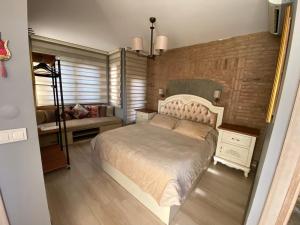 een slaapkamer met een groot bed en een houten vloer bij Galatolia Otel in Istanbul