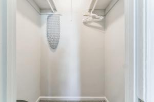 Una ducha con una corbata colgada en la pared. en Barcelo At East Cobb Q7 1 Bd 1 Bth Furnished, en Marietta 17 fotos más
