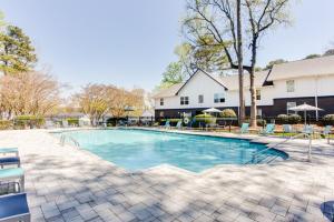 una gran piscina frente a un edificio en Barcelo At East Cobb Q7 1 Bd 1 Bth Furnished, en Marietta