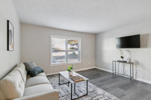 una sala de estar con un sofá y una mesa en Barcelo At East Cobb Q7 1 Bd 1 Bth Furnished, en Marietta