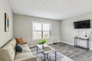 una sala de estar con un sofá y una mesa en Barcelo At East Cobb O20 1 Bed 1 Bath Furnished, en Marietta