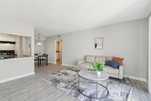 una sala de estar con un sofá y una mesa en Barcelo At East Cobb Q1 1 Bed 1 Bath Furnished, en Marietta