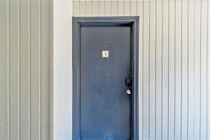 una puerta azul en el lateral de un edificio en Barcelo At East Cobb Q1 1 Bed 1 Bath Furnished, en Marietta 16 fotos más