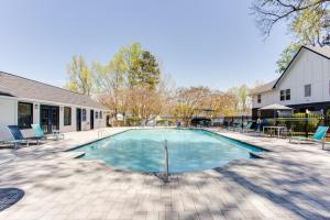Una piscina con sillas azules y un edificio. en Barcelo At East Cobb Q1 1 Bed 1 Bath Furnished, en Marietta