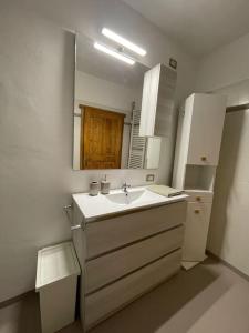 Ένα μπάνιο στο Appartamento Casa AleF - L'affaccio sul Lagorai