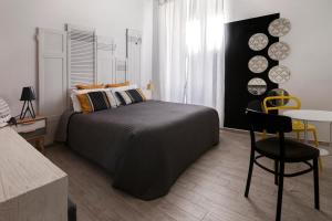 una camera con letto, tavolo e sedie di B&B Room of Arts a Roma