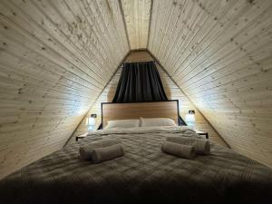 Una cama o camas en una habitación de Apex Cottages