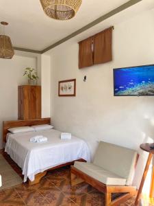 阿约拉港El Encanto de Mimi的房间里有两张床、一张沙发和一台电视