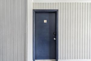 una puerta azul en el costado de un edificio en Barcelo At East Cobb Q5 1 Bd 1bth Newly Furnished, en Marietta 17 fotos más