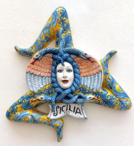 una decorazione murale blu e gialla di una donna di Il Sogno Siciliano a Mazara del Vallo