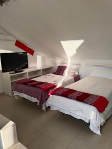 Ένα ή περισσότερα κρεβάτια σε δωμάτιο στο "Costa del Sol balcony with sea and montain view - Prime location!"