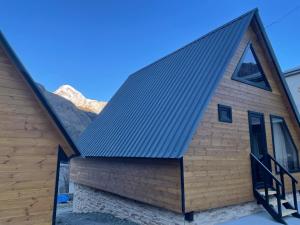 El edificio en el que está el chalet de montaña