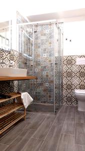 un bagno con doccia, lavandino e WC di Il Sogno Siciliano a Mazara del Vallo