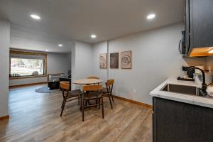 a kitchen and dining room with a table and chairs at Cove Creek Lodge 101 Poolside Executive King Suite in Oakland