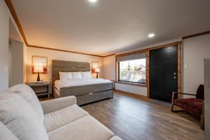 Postel nebo postele na pokoji v ubytování Cove Creek Lodge 104 Poolside Executive King Suite