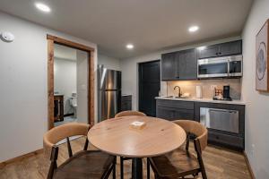 Kuchyň nebo kuchyňský kout v ubytování Cove Creek Lodge 104 Poolside Executive King Suite