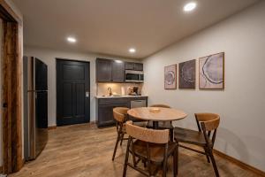 Kuchyň nebo kuchyňský kout v ubytování Cove Creek Lodge 104 Poolside Executive King Suite