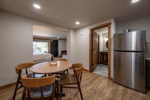 Kuchyň nebo kuchyňský kout v ubytování Cove Creek Lodge 104 Poolside Executive King Suite