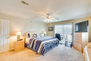 Postel nebo postele na pokoji v ubytování Lakefront Osage Beach Condo with Water-View Balcony! + 19 fotografií