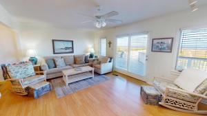 Χώρος καθιστικού στο 11C Oceanview Court by Tybee Vacation Rentals