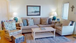 Χώρος καθιστικού στο 11C Oceanview Court by Tybee Vacation Rentals +50 φωτογραφίες