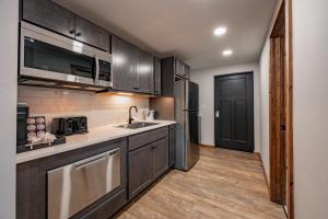 Kuchyň nebo kuchyňský kout v ubytování Cove Creek Lodge 105 Poolside Executive King Suite