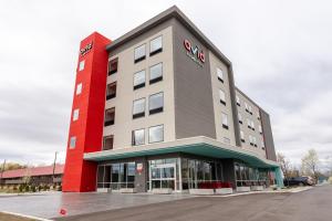 un gran edificio con un rojo y gris en avid hotels - Kalamazoo East by IHG, en Kalamazoo