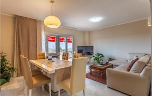 un salon avec une table et un canapé dans l'établissement Three-Bedroom Apartment In Vodnjan, à Mednjan