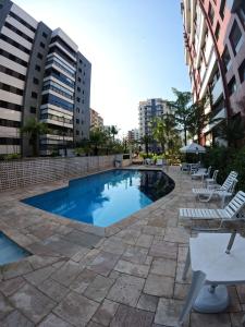 a swimming pool in the middle of a city at Duplex aconchegante na Riviera - próximo à praia in Bertioga