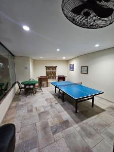 a ping pong room with a ping pong table at Duplex aconchegante na Riviera - próximo à praia in Bertioga +43 photos