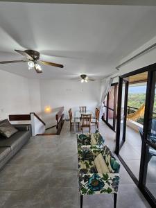 a living room with a couch and a table at Duplex aconchegante na Riviera - próximo à praia in Bertioga