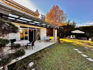 a patio with a table and chairs in a yard at 2K Eco Villa in Plagiárion