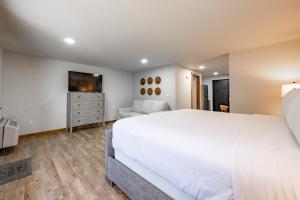 een slaapkamer met een groot wit bed en een dressoir bij Cove Creek Lodge 107 Lakeside Executive King Suite in Oakland