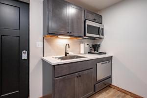 een keuken met een spoelbak en een magnetron bij Cove Creek Lodge 107 Lakeside Executive King Suite in Oakland +8 foto's