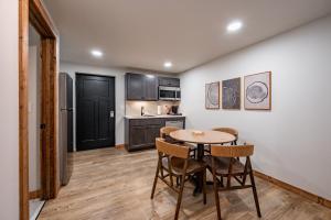 een keuken en eetkamer met een tafel en stoelen bij Cove Creek Lodge 107 Lakeside Executive King Suite in Oakland