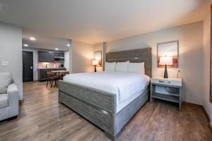 een grote slaapkamer met een groot bed en een bank bij Cove Creek Lodge 107 Lakeside Executive King Suite in Oakland