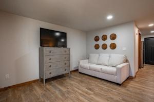 een woonkamer met een bank en een tv bij Cove Creek Lodge 107 Lakeside Executive King Suite in Oakland