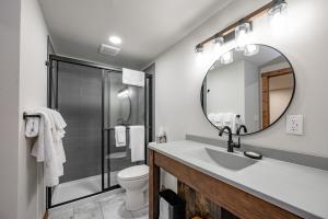 Koupelna v ubytování Cove Creek Lodge 108 Lakeside Executive King Suite