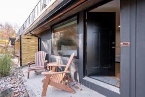 Patio nebo venkovní prostory v ubytování Cove Creek Lodge 108 Lakeside Executive King Suite