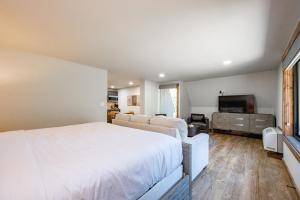 Postel nebo postele na pokoji v ubytování Cove Creek Lodge 109 Lakeside Executive King Suite