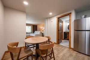 Kuchyň nebo kuchyňský kout v ubytování Cove Creek Lodge 109 Lakeside Executive King Suite