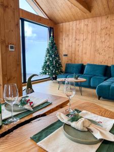 塔加特Chalet Smreky的客厅配有圣诞树和蓝色沙发