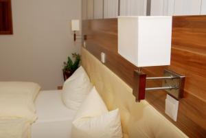 Postel nebo postele na pokoji v ubytování Hotel-Restaurant Laux