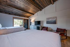 a bedroom with two beds and a tv at Cove Creek Lodge 202 Poolside Double Queen Room in Oakland