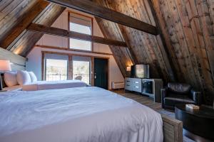 une chambre avec un grand lit et une fenêtre dans l'établissement Cove Creek Lodge 204 Poolside Double Queen Fireplace Room, à Oakland